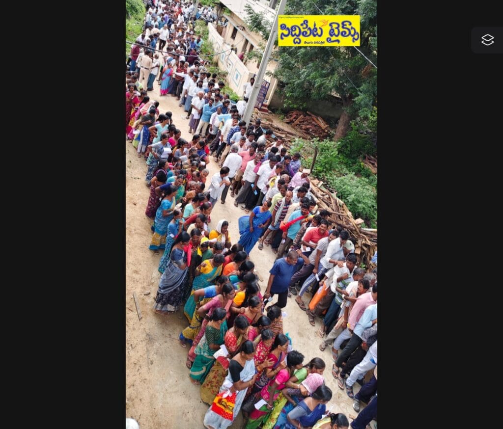 యూరియా కోసం రైతులకు తప్పని తిప్పలు..ఉదయం నుంచి క్యూ కట్టిన రైతులు..అయినా దొరకని యూరియా బస్తాలు..