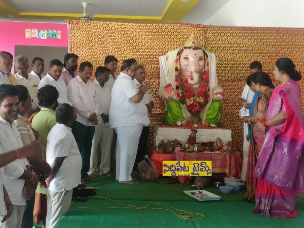 వినాయకుని సన్నిధిలో మాజీ ఎమ్మెల్యే సతీష్ కుమార్ పూజలు