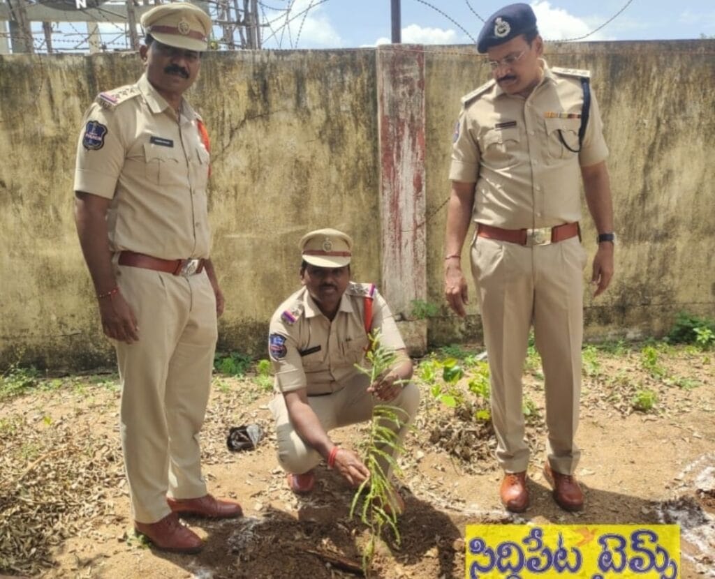 హుస్నాబాద్ పోలీస్ స్టేషన్ ఆవరణలో “ఒక ఉద్యోగి ఒక మొక్క” కార్యక్రమం
