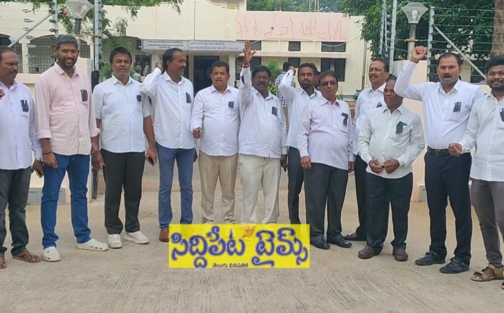హుస్నాబాద్ కోర్టు ఎదుట న్యాయవాదుల నిరసన