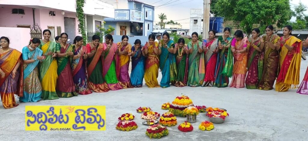 హుస్నాబాద్లో ముందస్తు బతుకమ్మ సంబరాలు