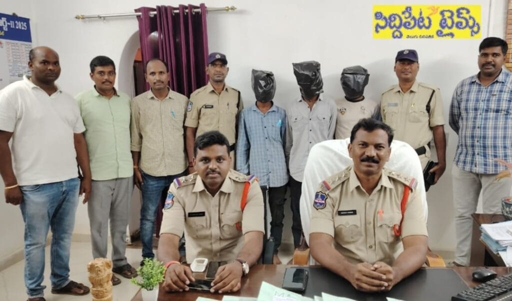 గంజాయి తాగుతూ విక్రయానికి యత్నించిన ముగ్గురి అరెస్ట్