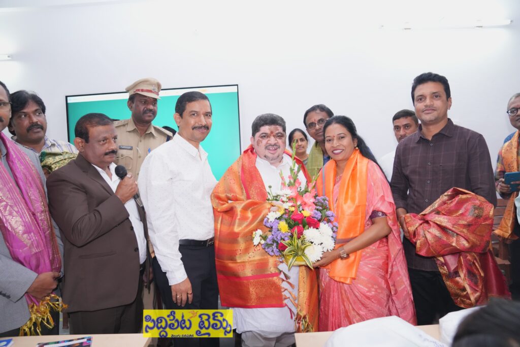 ఇంజనీరింగ్ విద్యార్థులకు పుస్తకాల పంపిణీ