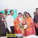 ఇంజనీరింగ్ విద్యార్థులకు పుస్తకాల పంపిణీ