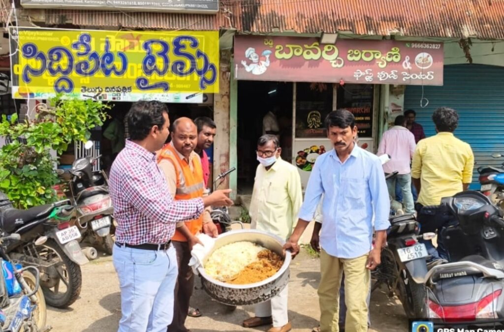 హోటళ్లు, బేకరీలపై కొరడా ఝళిపించిన మున్సిపల్ కమిషనర్