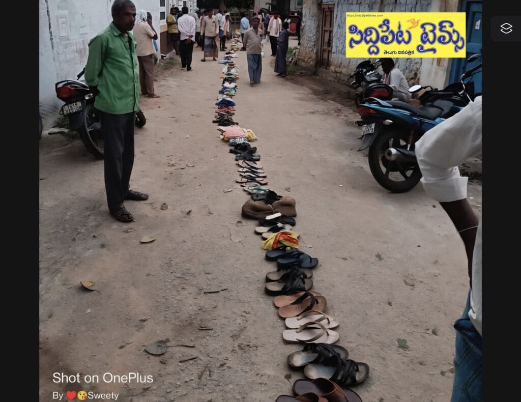 రైతులకు యూరియ కష్టాలు..ఉదయం 5గంటల నుండి చెప్పులు లైన్ లో..