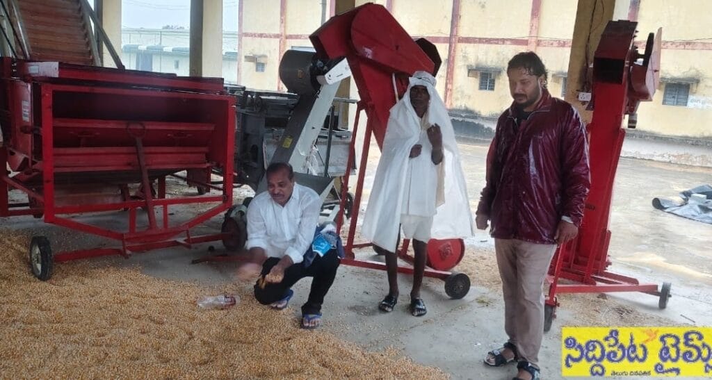 మక్కల కొనుగోళ్ళ లో ప్రభుత్వం నిర్లక్ష్యం..