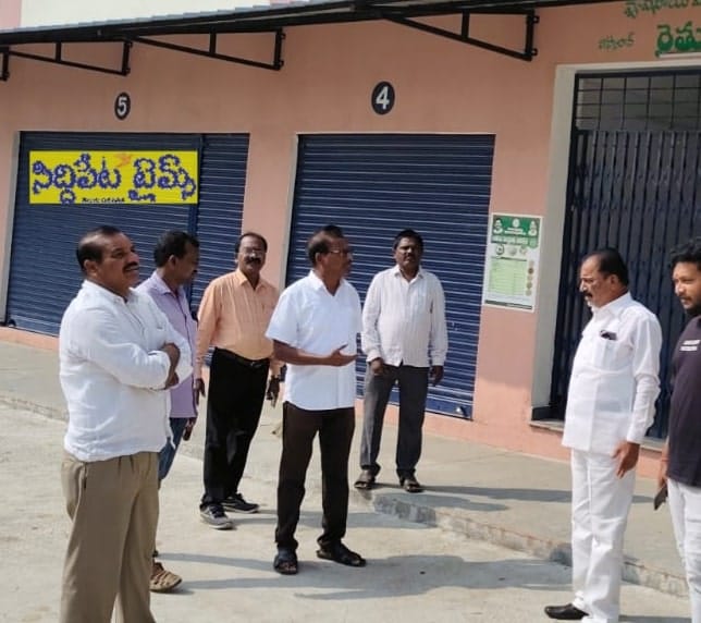 రైతు బజార్‌లో తక్షణం కొనుగోళ్లు  ప్రారంభించాలి