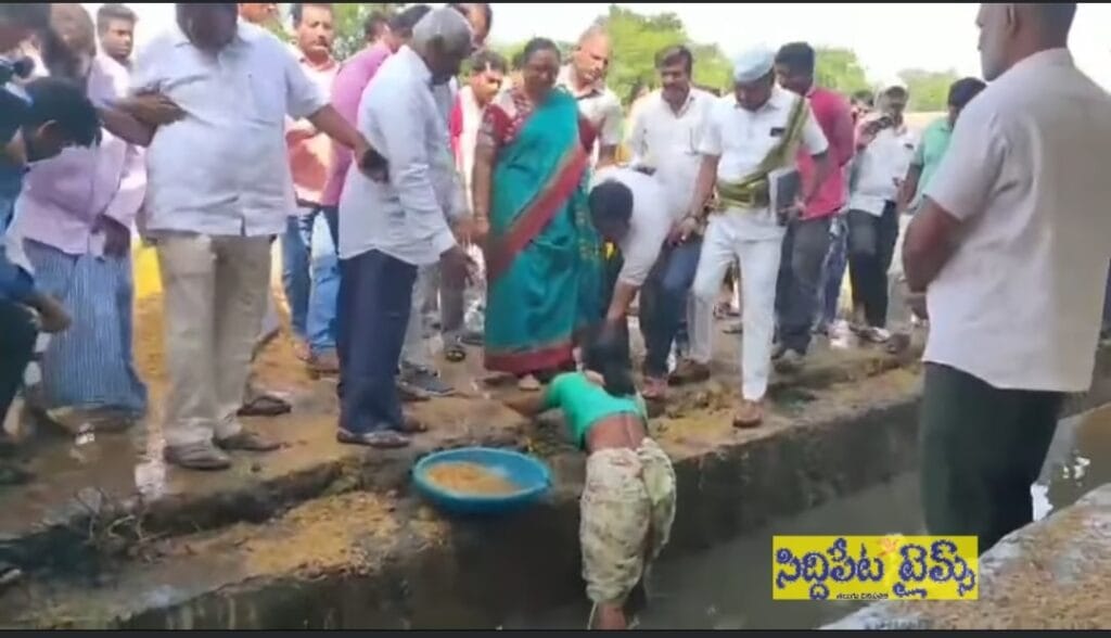 దయచేసి మాకు న్యాయం చేయండి సారూ… అంటూ కలెక్టర్ కాళ్లు మొక్కిన మహిళ రైతు