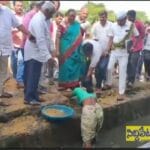 దయచేసి మాకు న్యాయం చేయండి సారూ… అంటూ కలెక్టర్ కాళ్లు మొక్కిన మహిళ రైతు