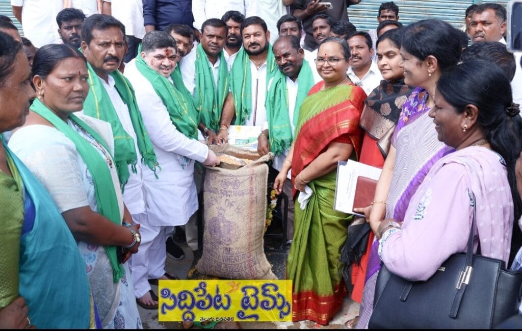 పత్తి, మొక్కజొన్న కొనుగోలు కేంద్రాలను ప్రారంభించిన మంత్రి పొన్నం ప్రభాకర్