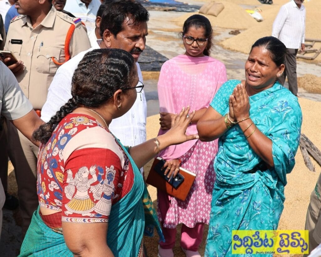 మార్కెట్ యార్డులో నీట మునిగిన వరి ధాన్యాన్ని పరిశీలించిన జిల్లా కలెక్టర్