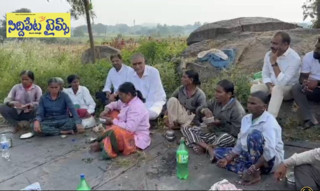 వ్యవసాయం ఎట్లుంది.. అమ్మా..రైతులతో ముచ్చటించిన హరీశ్ రావు..గోసపడుతున్నామంటూ సమాధానమిచ్చిన రైతులు..