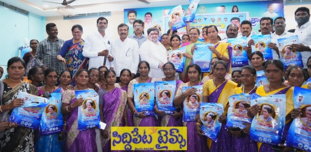గ్రామ గ్రామాన పండగలా ‘ఇందిరా మహిళా శక్తి’ చీరల పంపిణీ