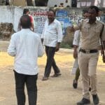 పోలింగ్ కేంద్రాల వద్ద పోలీసుల అత్యుత్సాహం