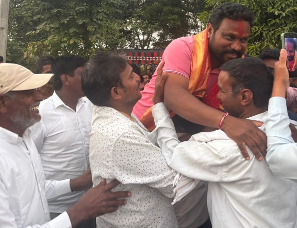 బీఆర్‌ఎస్ జెండా ఎగురవేసిన వేముల నవీన్.