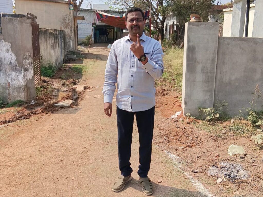 ఓటు హక్కును వినియోగించుకున్న డీసీసీ జిల్లా చైర్మన్ డాక్టర్ సంతోష్ కుమార్