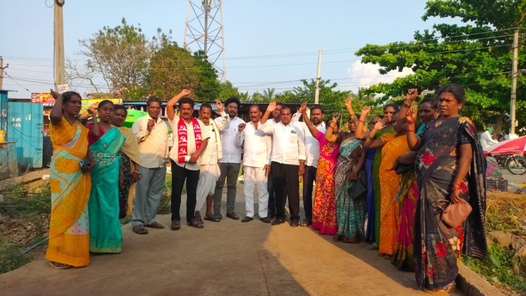 హుస్నాబాద్లో ఆశా వర్కర్ల అరెస్టు.. బీఆర్ఎస్ శ్రేణుల సంఘీభావం