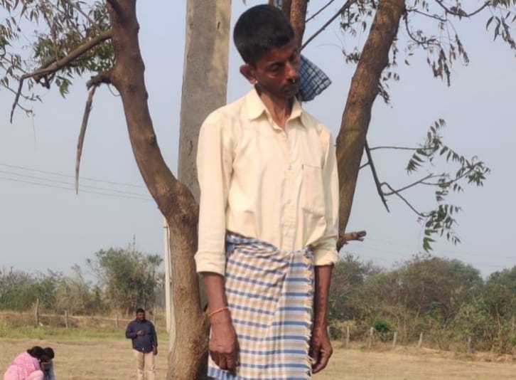 అప్పుల బాధతో ఉరి వేసుకుని వ్యక్తి ఆత్మహత్య