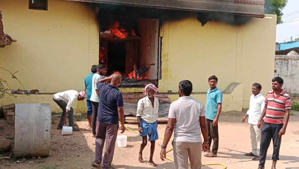 భూంపల్లిలో తాళం వేసిన ఇంట్లో అగ్ని ప్రమాదం..