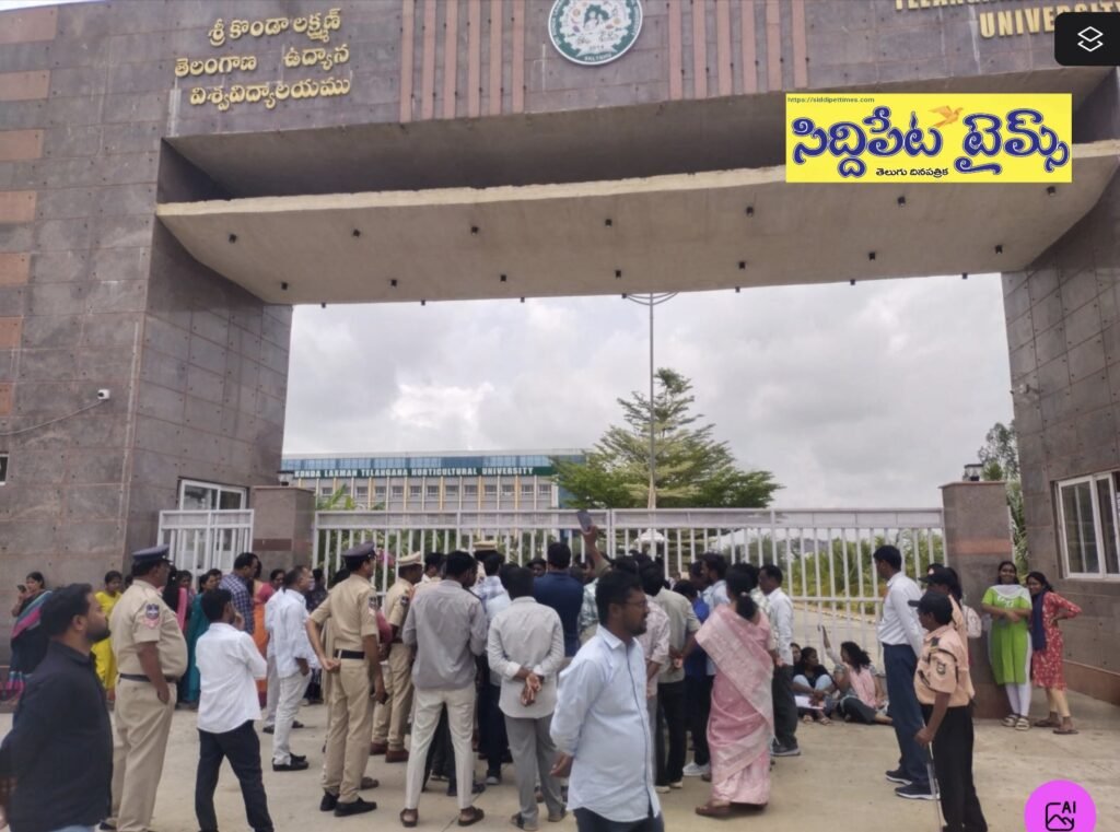 శ్రీ కొండా లక్ష్మణ్ తెలంగాణ హార్టికల్చర్ విశ్వవిద్యాలయ ప్రధాన గేటును మూసి.. హార్టికల్చర్ కోర్సు ఏర్పాటుపై విద్యార్థుల ఆందోళన..