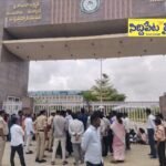 శ్రీ కొండా లక్ష్మణ్ తెలంగాణ హార్టికల్చర్ విశ్వవిద్యాలయ ప్రధాన గేటును మూసి.. హార్టికల్చర్ కోర్సు ఏర్పాటుపై విద్యార్థుల ఆందోళన..
