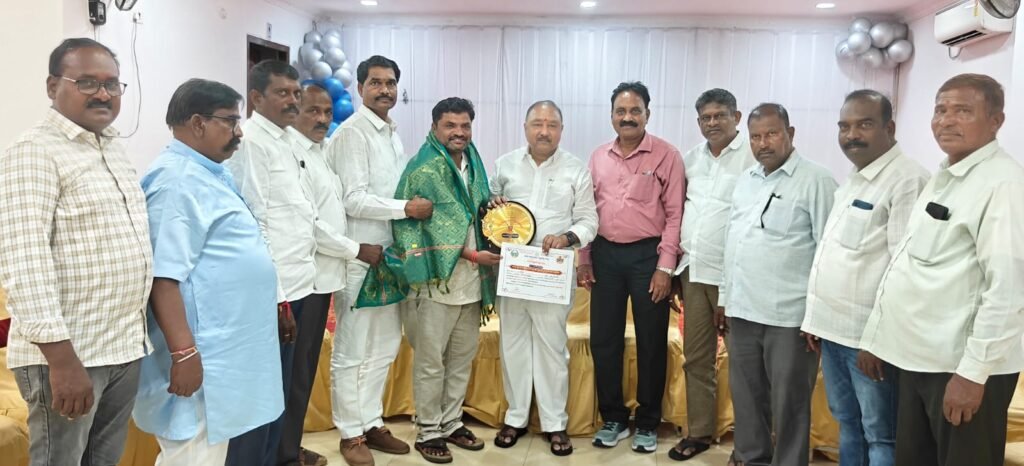 ఉత్తమ ఉపాధ్యాయుడికి ఘన సన్మానం