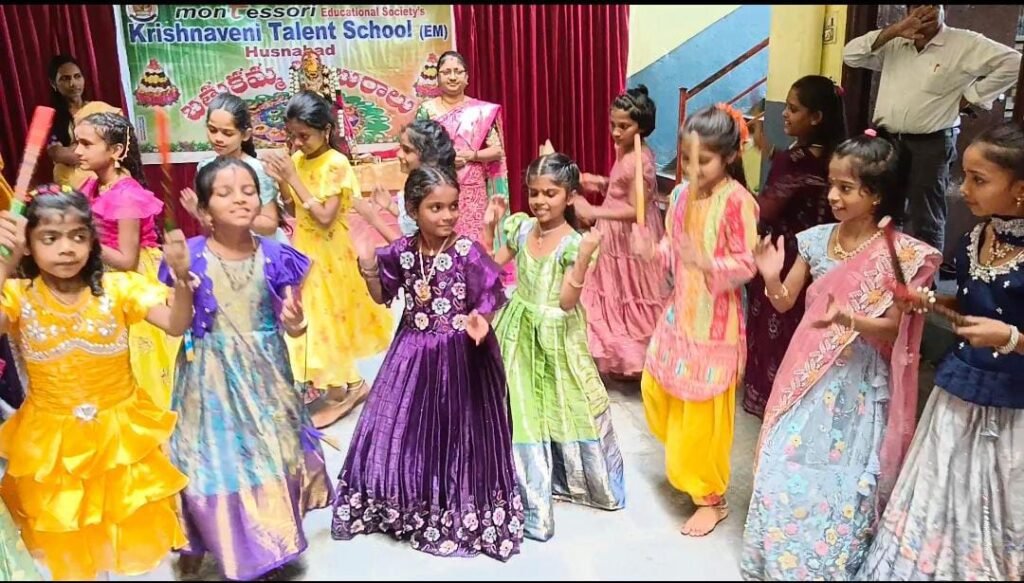 మాంటిస్సోరి పాఠశాలలో ముందస్తు బతుకమ్మ సంబరాలు
